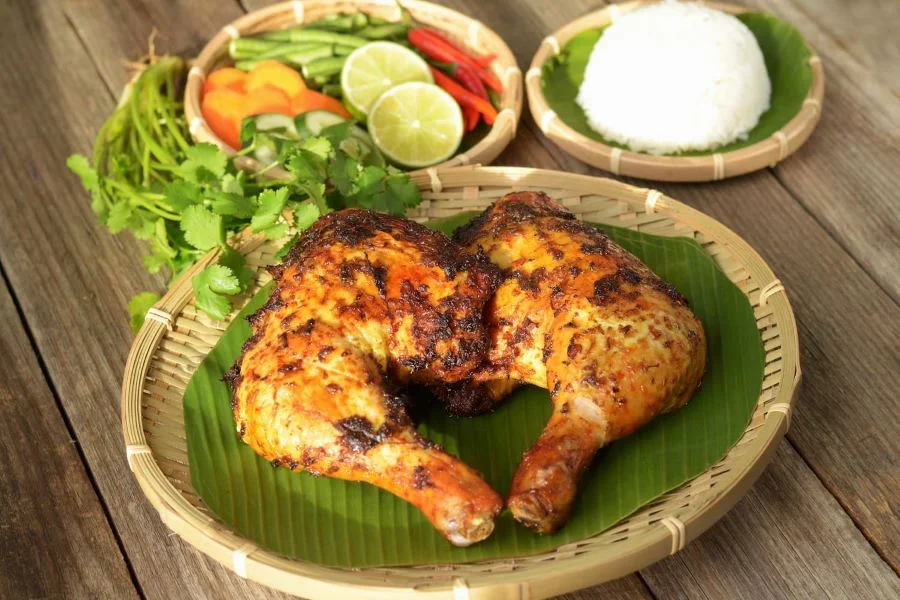 Gà nướng là một trong những món ngon truyền thống đặc sắc nhất của người Lào