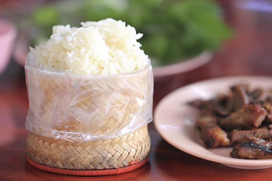 Xôi nếp Lào thường được đựng trong một chiếc giỏ tre, là món ngon truyền thống nổi tiếng ở xứ sở Triệu Voi