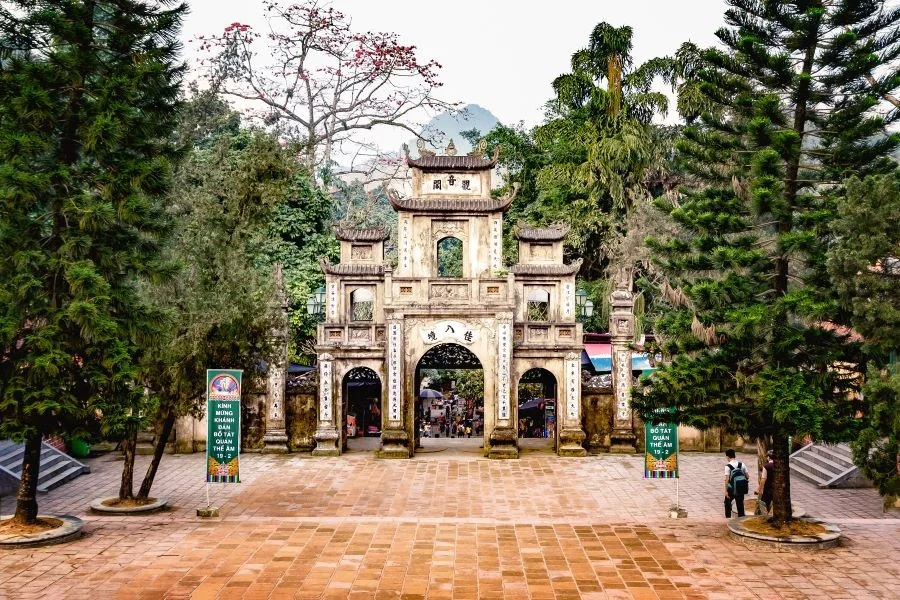 Khám phá nét đẹp cổ kính tại Chùa Hương