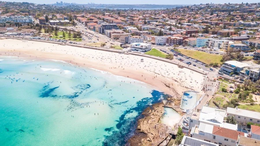 Bondi - một trong những bãi biển đẹp và nổi tiếng nhất ở Sydney