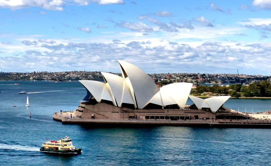 Nhà hát Opera Sydney - một trong những nhà hát sở hữu lối kiến trúc ấn tượng bậc nhất trên thế giới