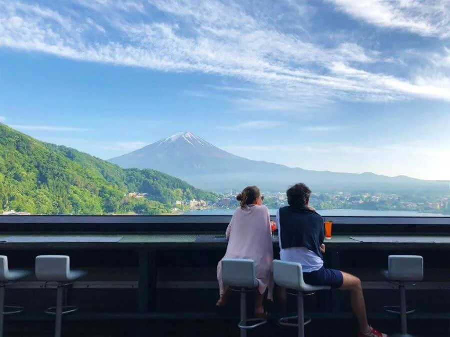 Nằm nép mình bên bờ hồ Kawaguchiko thơ mộng, khách sạn Mizno sở hữu một tầm nhìn tuyệt đẹp hướng thẳng ra núi Phú Sĩ