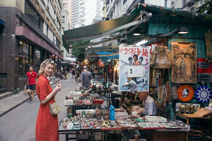 Chợ đêm Cat Street chính là điểm đến không thể bỏ qua khi du lịch Hong Kong