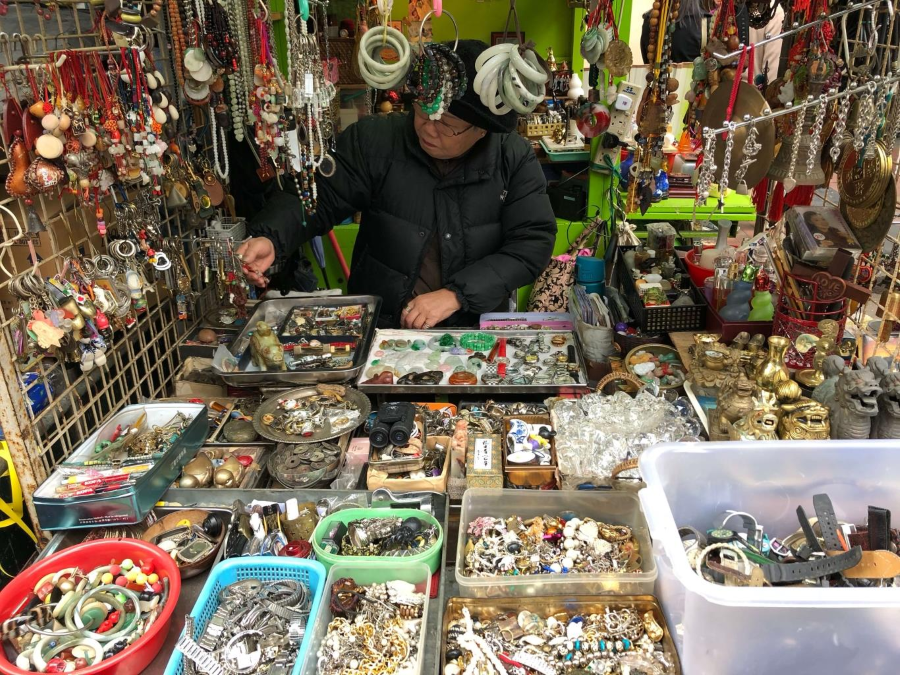 Chợ Apliu nổi tiếng là một trong những khu chợ đêm nổi tiếng giá rẻ tại Hồng Kông mà du khách nên biết