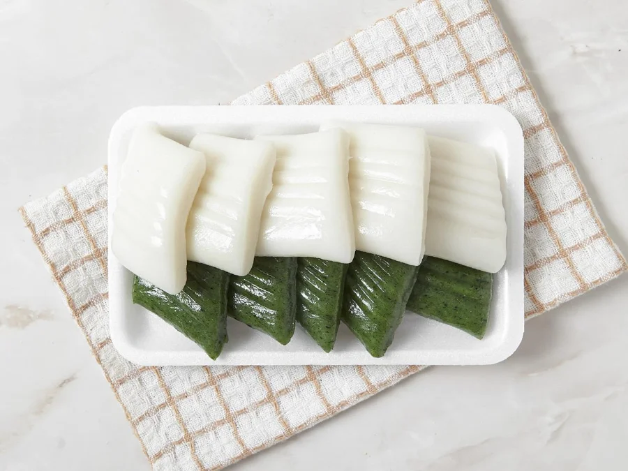 Jeolpyeon là một loại bánh gạo dẹt, có hình dạng khá giống bánh chưng của Việt Nam nhưng thường nhỏ hơn
