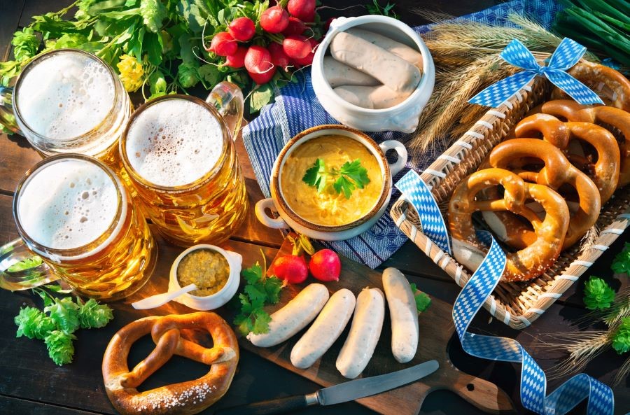 Xúc xích, bánh mì và bia là những món ăn nổi tiếng nhất khi nhắc đến ẩm thực Đức