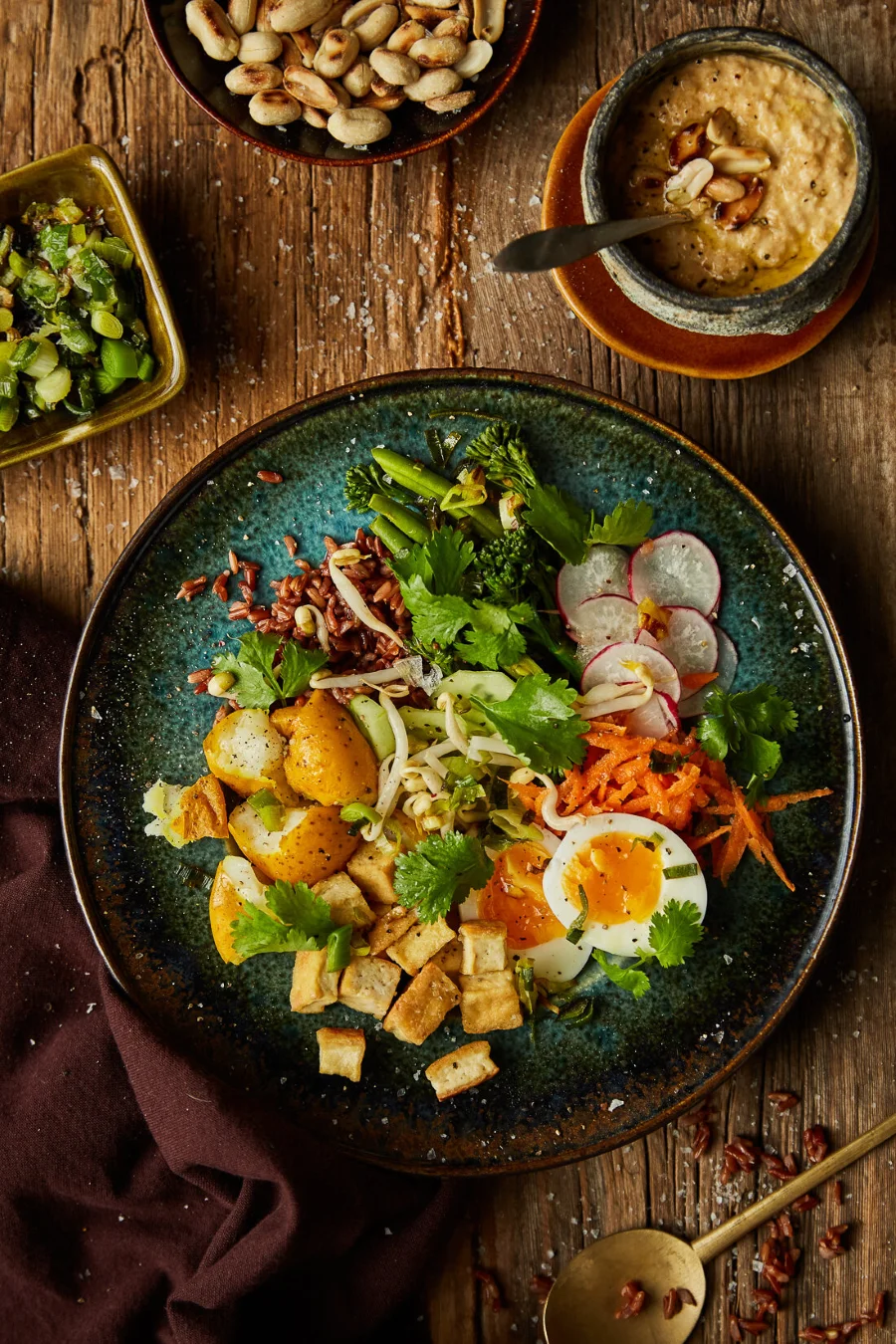 Món salad Indonesia độc đáo này hứa hẹn đánh thức mọi giác quan của bạn với hương vị thơm ngon và màu sắc rực rỡ