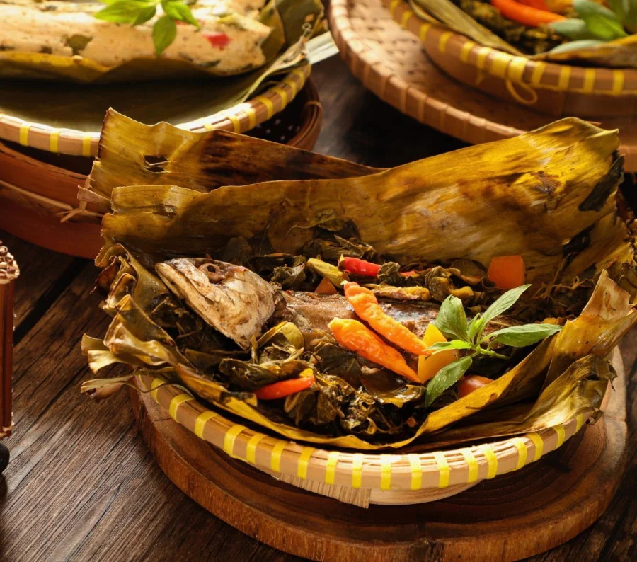 Pepes Ikan là món cá ướp nguyên con, được gói ghém cẩn thận trong lá chuối và hấp chín