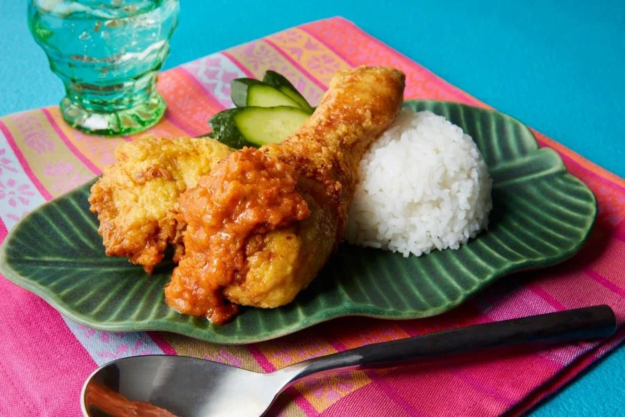 Nasi Katok gồm cơm trắng (Nasi) ăn kèm với một miếng thịt gà chiên (Ayam Goreng) 