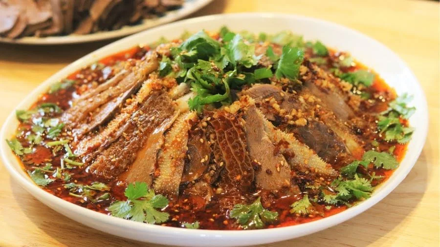 Lưỡi và lòng bò thường được ăn kèm với một ít rau mùi, lạc và vừng để bớt ngấy