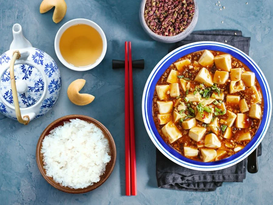 Đậu phụ Mapo là sự kết hợp hài hòa giữa đậu phụ và thịt bò cùng một số loại gia vị đặc trưng của vùng đất Tứ Xuyên