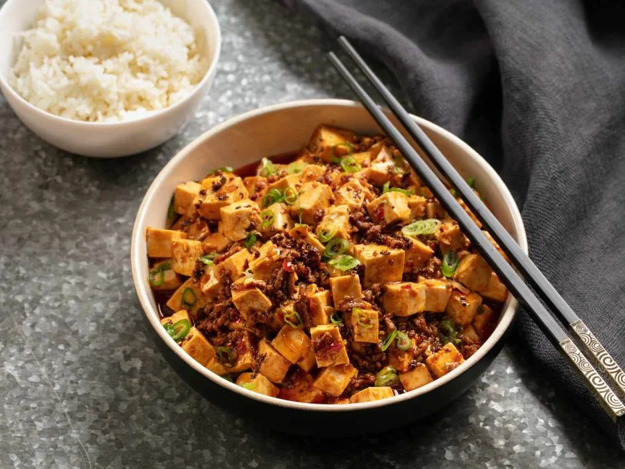 Món đậu phụ Mapo trứ danh thơm ngon, nóng hổi, mềm tan trong miệng, hứa hẹn sẽ làm ấm lòng thực khách tứ phương