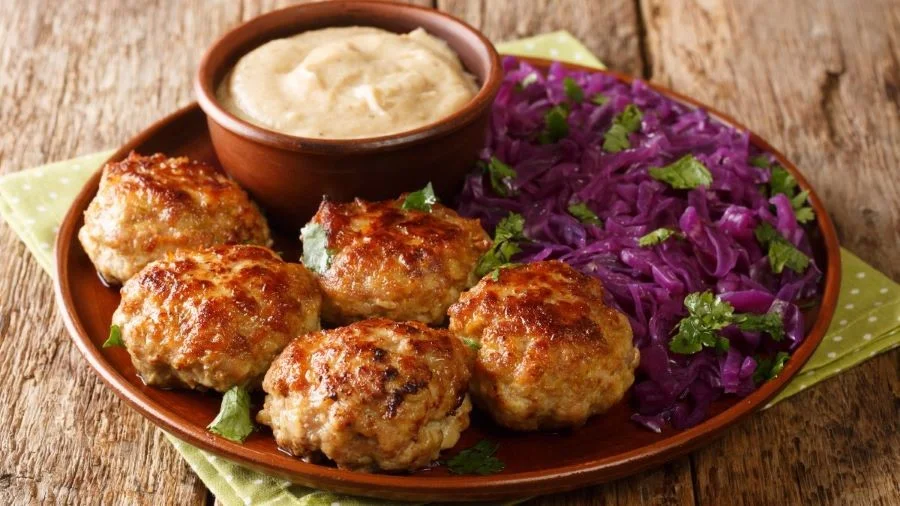 Frikadeller - món thịt viên không thể bỏ qua khi đi du lịch Đan Mạch