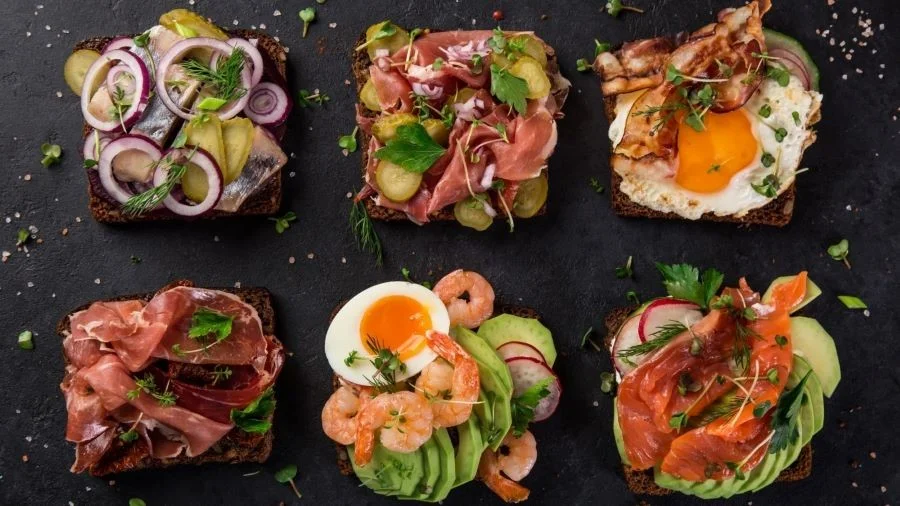 Bánh mì Smorrebrod với vẻ ngoài cực kỳ bắt mắt và hấp dẫn thực khách