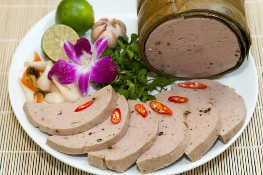 Giò bò miền Trung được cho nhiều tiêu sọ cực kỳ đậm đà hương vị bò