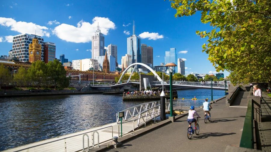 Du khách có thể đạp xe và khám phá mọi ngóc ngách xinh đẹp ở thành phố Melbourne