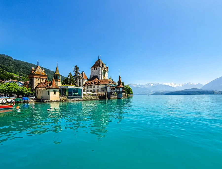 Hồ Brienz nổi tiếng với làn nước trong xanh và màu ngọc lam đặc trưng