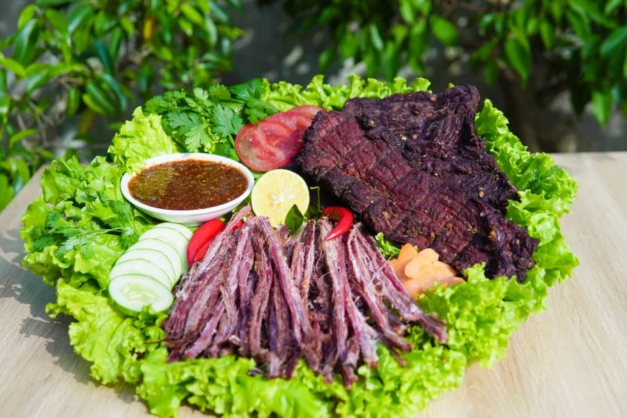 Trâu gác bếp Tây Bắc khô, chắc thịt, thoang thoảng mùi khói bếp cực kỳ quyến rũ 