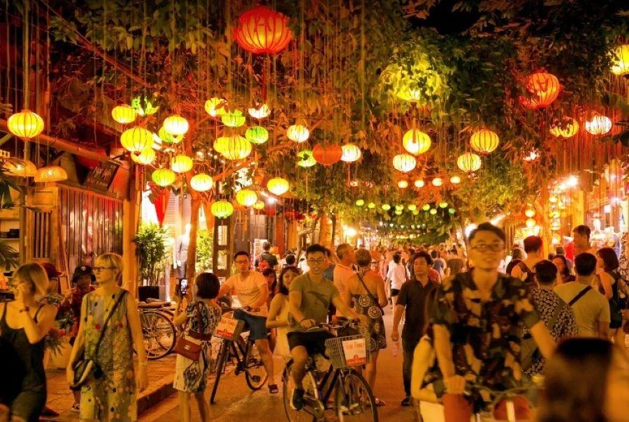 Không khí vui tươi trên đường phố cổ khi về đêm