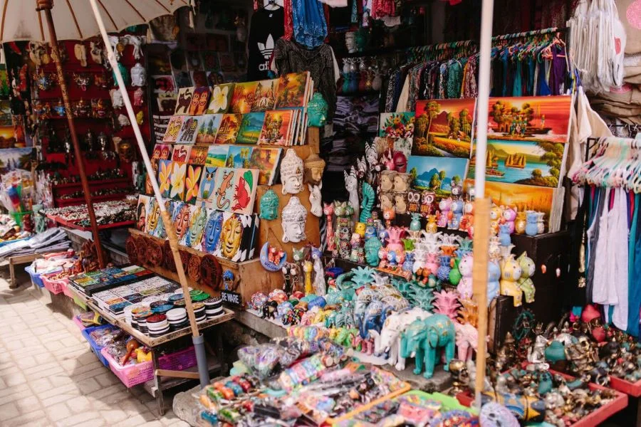 Chợ đêm Taman Sari Market là một điểm đến không thể bỏ qua cho những bạn muốn tìm kiếm trải nghiệm mua sắm độc đáo
