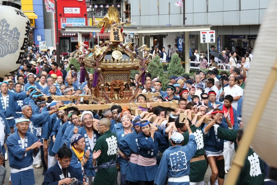 Lễ hội Ikebukuro sôi động với tiếng trống rộn rã, tiếng hô hào của đám đông sẽ mang đến cho bạn nhiều trải nghiệm thú vị trong chuyến đi này