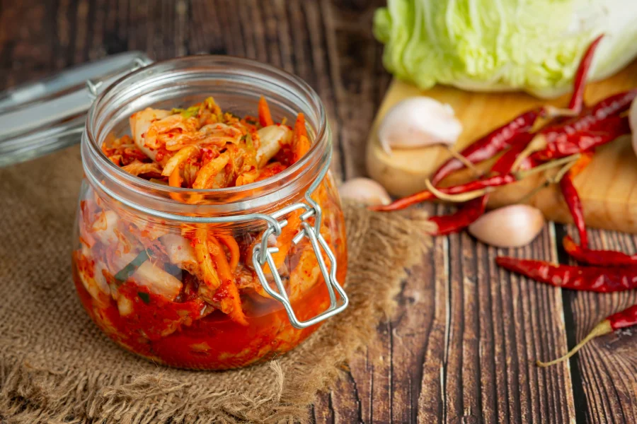 Kim chi cải thảo truyền thống là sự hòa quyện hoàn hảo giữa vị cay, chua, mặn, ngọt, cùng chút hăng the của gừng, tỏi, hành