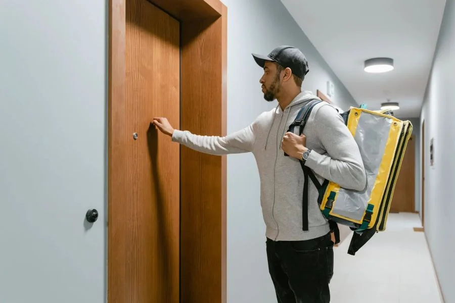 Du khách nhớ phải gõ cửa ba cái, sau đó từ từ mở cửa ra và để yên như thế một lúc