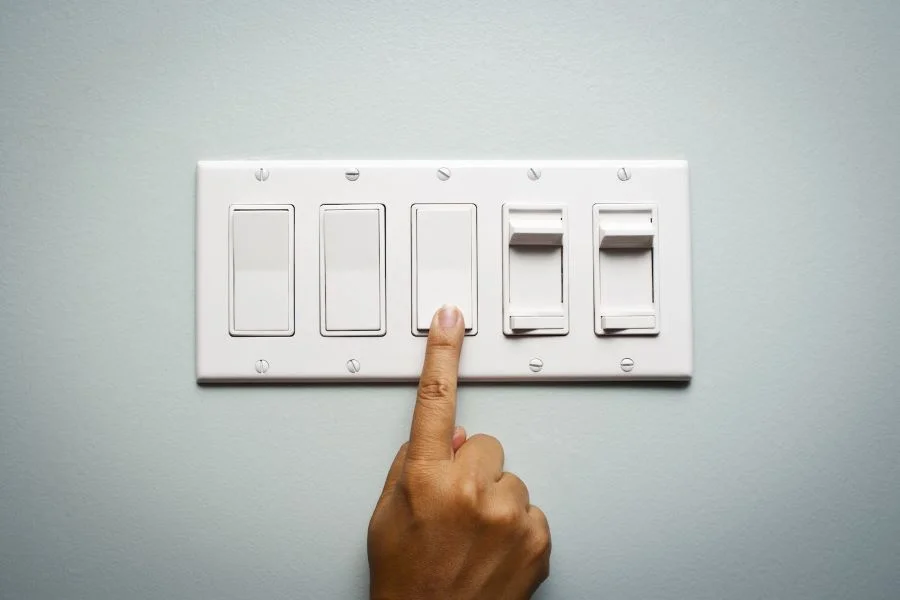Du khách nhớ bật hết tất cả các đèn trong phòng để kích hoạt tối đa năng lượng dương và xua đi những phần “âm khí”