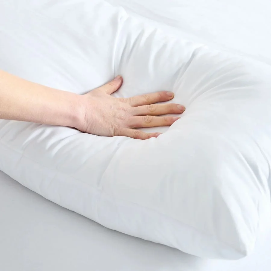 Vỗ nhẹ vào gối trước khi nằm ngủ cũng là một trong những quy tắc tâm linh quan trọng khi ở khách sạn 