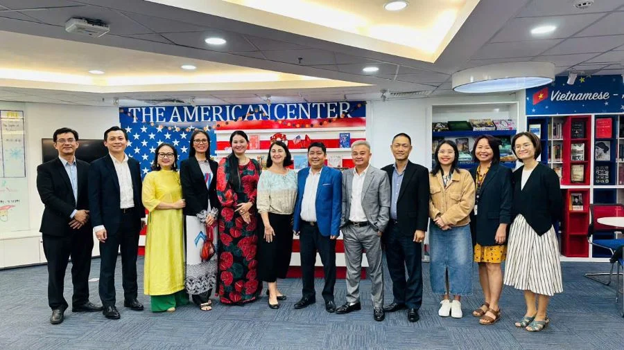 Ông Dương Bá Hưng chụp ảnh lưu niệm cùng đại diện Lãnh Sự Quán Mỹ và các doanh nghiệp du lịch khác trên địa bàn
