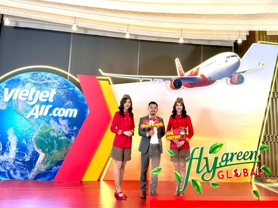 Ông Nguyễn Văn Toàn - Phó Tổng Giám Đốc Công Ty Top Ten Travel chụp ảnh lưu niệm tại hội nghị 