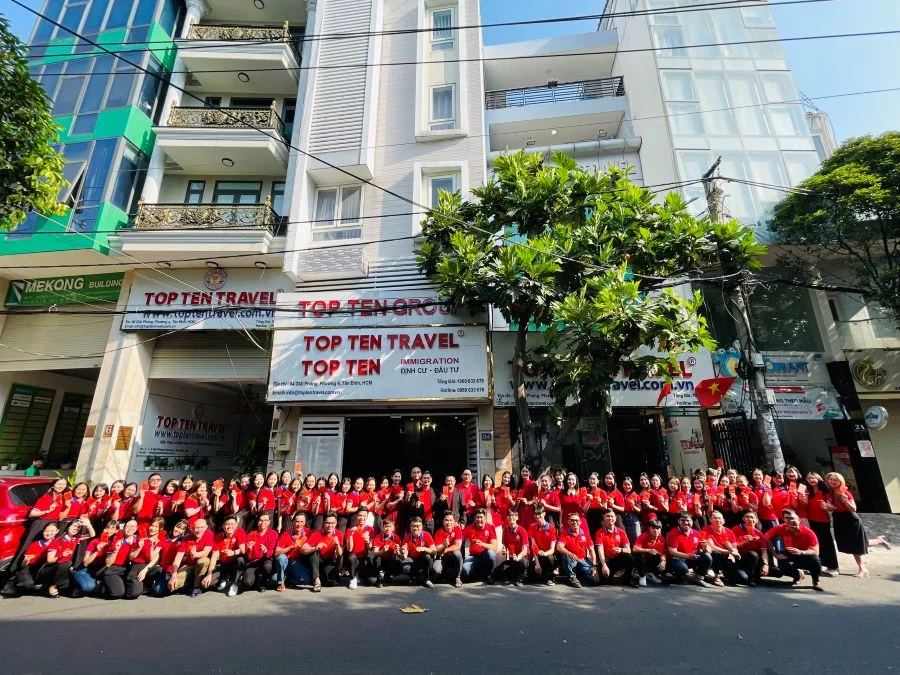 Toàn thể nhân viên của công ty trong màu áo đỏ