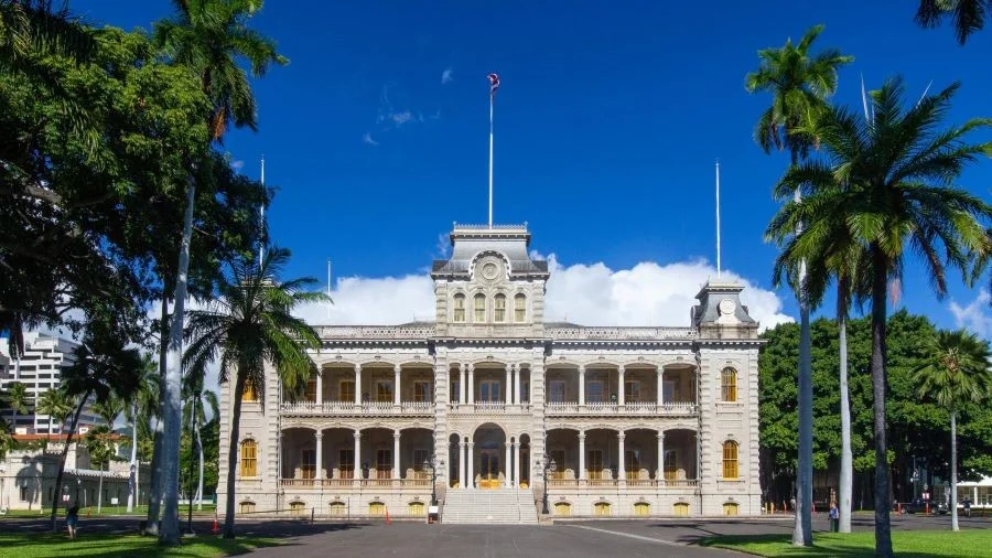Nằm giữa lòng thành phố Honolulu sôi động, Cung điện Iolani sừng sững hiên ngang như một viên ngọc quý của Hawaii