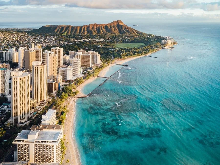 Bãi biển Waikiki như một viên ngọc bích tỏa sáng giữa Thái Bình Dương, thu hút du khách từ khắp nơi trên thế giới