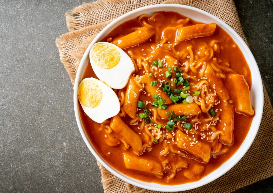 Bánh gạo cay là biểu tượng ẩm thực đường phố của Hàn Quốc
