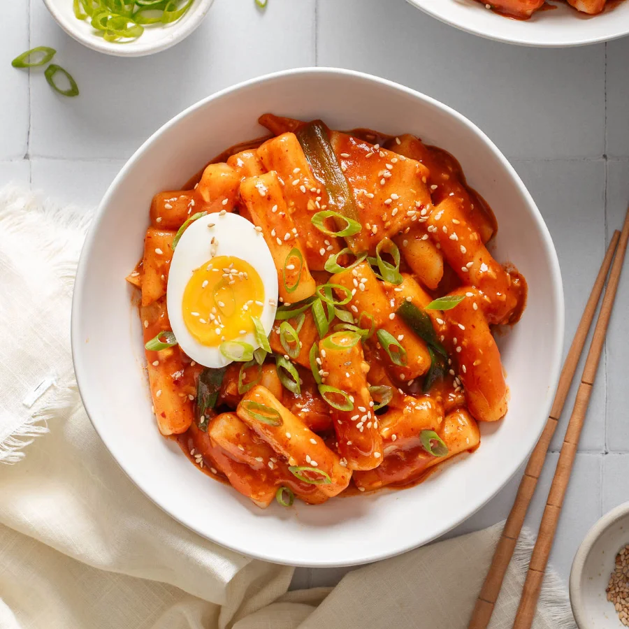 Với hình dáng những chiếc bánh gạo trắng tròn trịa, dai dai, tteokbokki đã khiến biết bao thực khách phải say mê