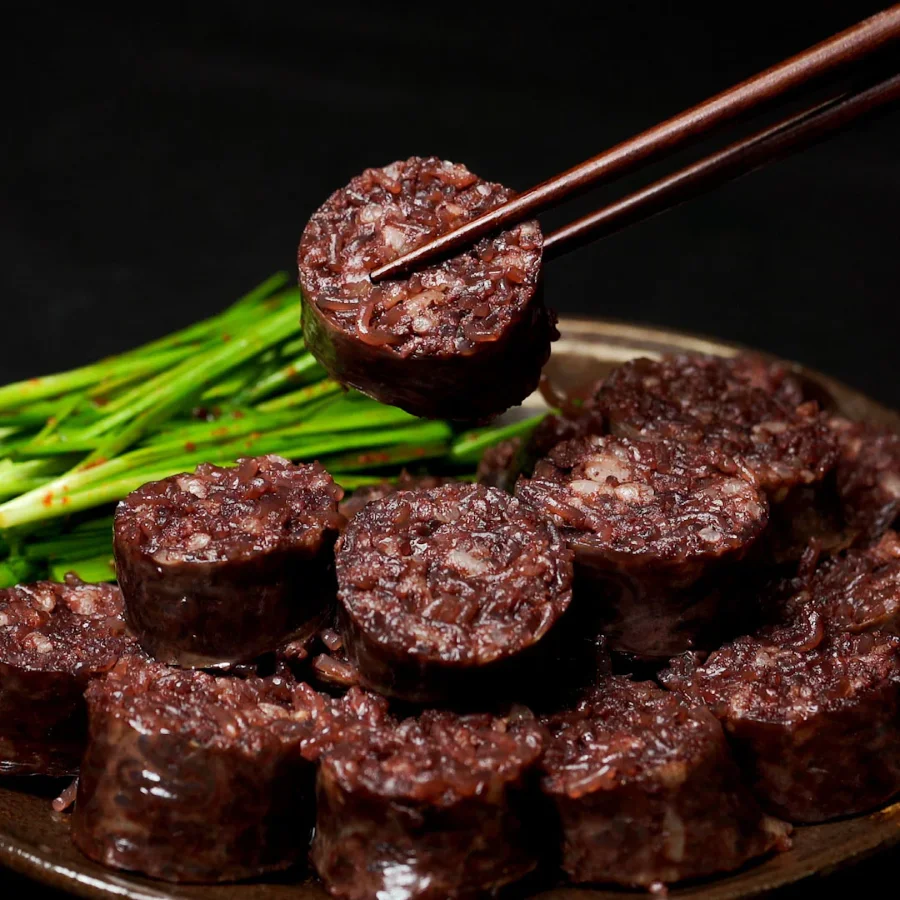 Dồi Hàn Quốc là một món ăn đường phố độc đáo và đầy hấp dẫn của Hàn Quốc