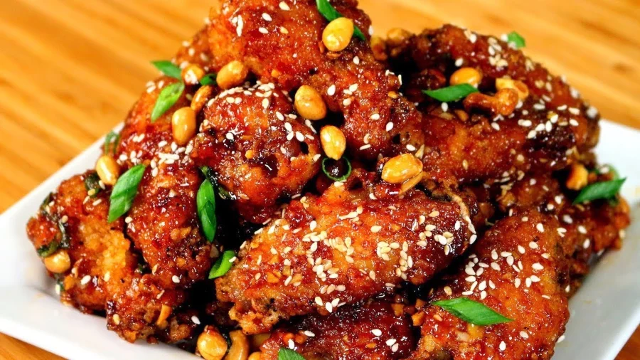 Những viên gà mềm mại, được tẩm ướp gia vị đậm đà khiến ai ăn vào cũng phải “xuýt xoa” khen ngon