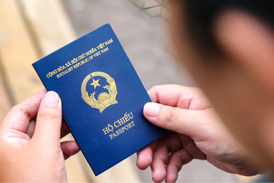 Hộ chiếu - Một trong những món vật dụng cần thiết cho chuyến du lịch Hàn Quốc cần thiết và không thể nào thiếu được