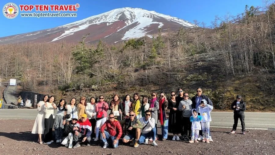 Khách yêu nhà Top Ten Travel chụp ảnh check-in cùng núi Phú Sĩ