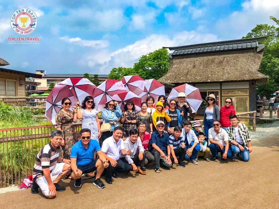 Du khách khám phá làng cổ Oshino Hakkai trong tour Nhật Bản của Top Ten Travel
