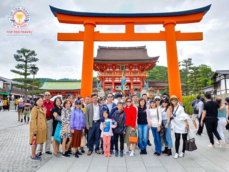 Đoàn khách Top Ten Travel tham quan khám phá Nhật Bản