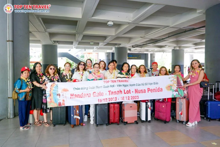 Đoàn khách Top Ten Travel tham quan và chụp ảnh check in trong tour du lịch Bali 