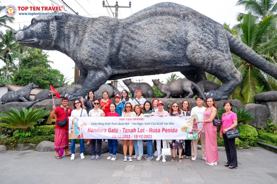 Đoàn khách Top Ten Travel tham quan và chụp ảnh check in trong tour du lịch Bali 