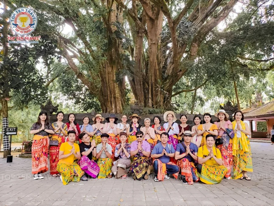 Đoàn khách tham quan và khám phá văn hóa Bali