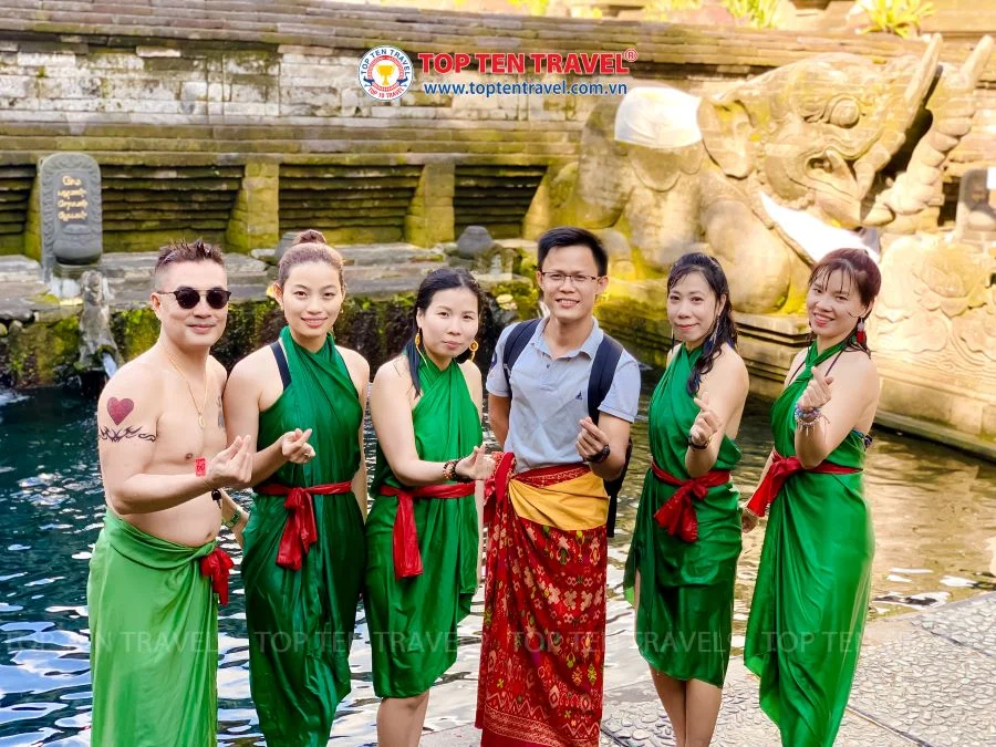 Ngâm mình trong dòng nước trong vắt sẽ giúp bạn cảm giác như được gột rửa thân thể và sảng khoái hơn