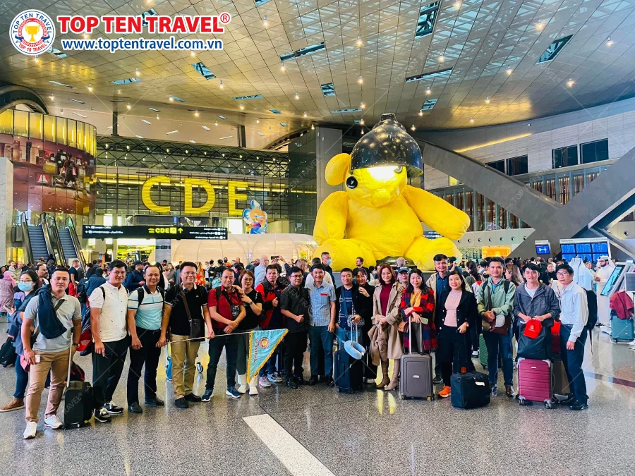 Du khách di chuyển tại sân bay quốc tế