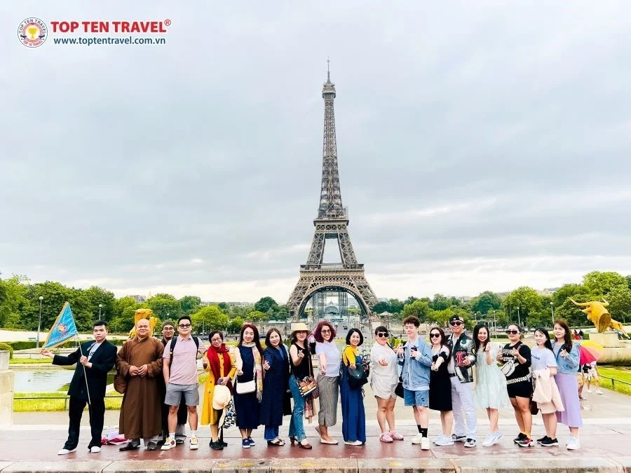 Hành khách Top Ten Travel dừng chân check-in tại Tháp Eiffel