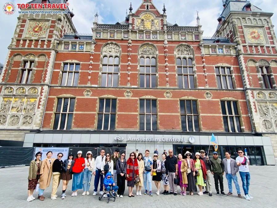 Đoàn khách Top Ten check in tại các địa điểm nổi bật trong hành trình tour