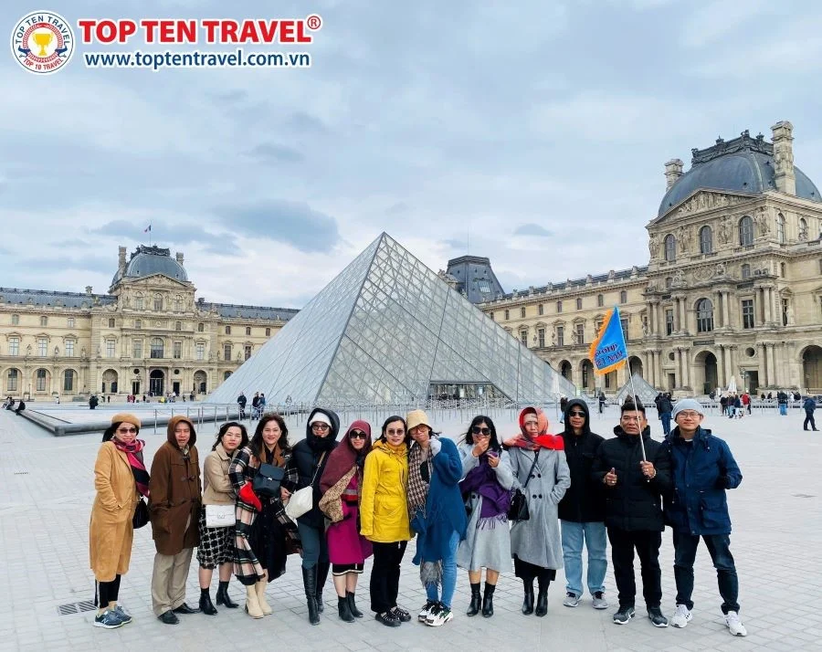 Đoàn khách Top Ten Travel tham quan và check-in tại bảo tàng Louvre